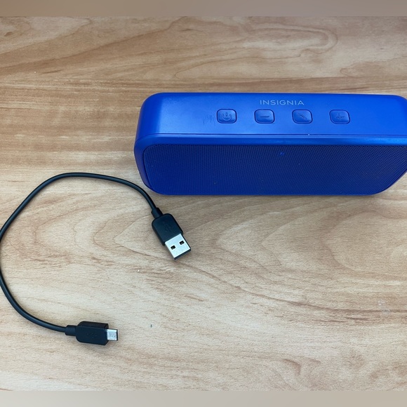 Portable Bluetooth Speaker - Picture 3 of 10